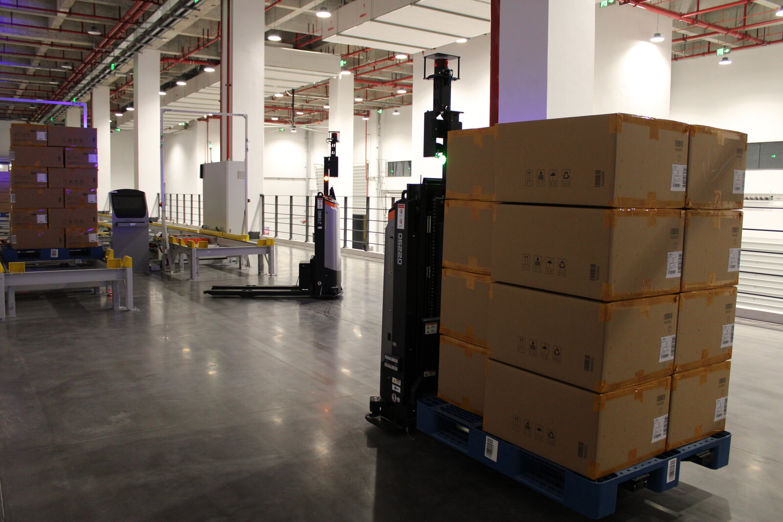 Li-Ning AGV fleet operating simultaneously across the warehouse floor