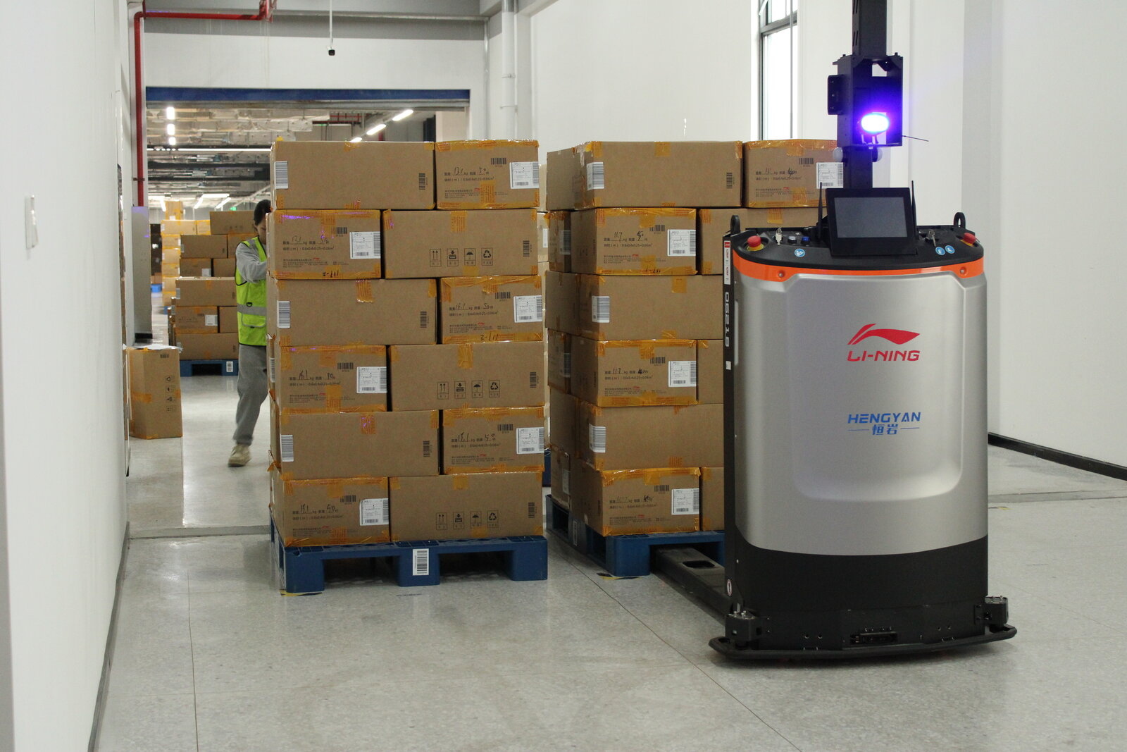 Li-Ning goods-to-person picking station with operator and AGV